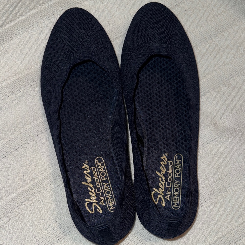 Like New Skechers Women's Navy Flats with Memory Foam